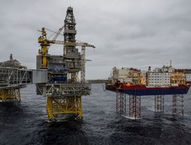 موقع منصة الحفر هافن، المملوكة لشركة "جاكتيل"، على يمين الصورة، متصلة بمنصة حفر، في الوسط ، في حقل "يوهان سفردرب" النفطي قبالة ساحل النرويج ببحر الشمال - المصدر: بلومبرغ