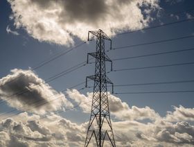 أبراج نقل الكهرباء وخطوط الطاقة في الأراضي الزراعية خارج لارن، أيرلندا الشمالية ، المملكة المتحدة ، يوم الاثنين 27 سبتمبر 2021.  - المصدر: بلومبرغ