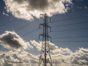 أبراج نقل الكهرباء وخطوط الطاقة في الأراضي الزراعية خارج لارن، أيرلندا الشمالية ، المملكة المتحدة ، يوم الاثنين 27 سبتمبر 2021.  - المصدر: بلومبرغ