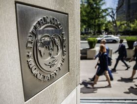 شعار صندوق النقد الدولي يزين الجدار الخارجي لمقر الصندوق في واشنطن العاصمة، الولايات المتحدة - المصدر: بلومبرغ