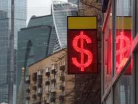 الدولار الأمريكي يبرز كملاذ آمن وسط ارتفاع المخاطر