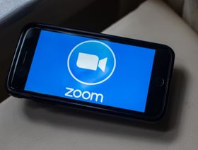 شعار تطبيق "زووم" على أحد الهواتف الذكية - المصدر: بلومبرغ