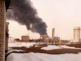 أعمدة الدخان تتصاعد من مصفاة ريازان في روسيا تظهر بمقطع فيديو نشرته وكالة "أسوشييتد برس" الأميركية بتاريخ 13 مارس 2024 - وكالة "أسوشييتد برس"