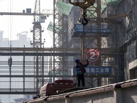 عامل في موقع بناء مشروع سكني في شنغهاي، الصين - المصدر: بلومبرغ