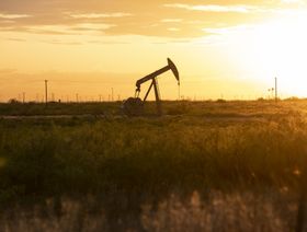 تراجع أسعار النفط مع زيادة مخزونات الخام الأميركية