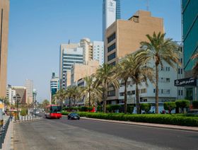 الكويت تقلص عجز الموازنة الجديدة 13.5% إلى 19.1 مليار دولار