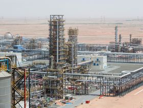 \"أدنوك\" الإماراتية تجذب 4 مليارات دولار استثمارات محلية لمشروع بتروكيماويات