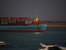 سفينة شحن تابعة لشركة "ميرسك" في قناة السويس، مصر - المصدر: بلومبرغ