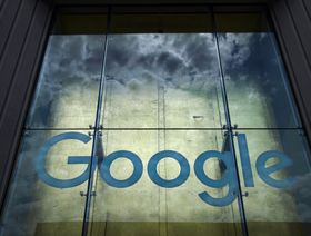 شعار "غوغل" على ألواح زجاجية  - المصدر: غيتي إيمجز