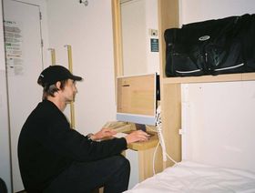 المطوّر رايلي تيستوت على متن باخرة سياحية تسافر ليلاً من ستوكهولم إلى هلسنكي في طريقه للحصول على موافقة من شركة "أبل" لمتجره "ألت ستور" - المصدر: بلومبرغ