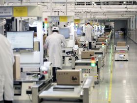 مصنع هواتف محمولة تابع لشركة "هواوي تكنولوجيز" في الصين - المصدر: بلومبرغ