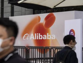 لوحة إعلانية تحمل شعار مجموعة "علي بابا" خلال مؤتمر الذكاء الاصناعي العالمي في شنغهاي، الصين. - المصدر: بلومبرغ