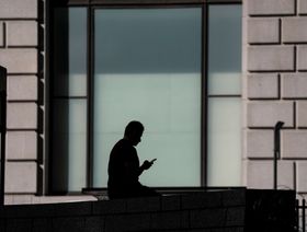 الطلب الكبير على المهارات في مجال الأمن السيبراني، يتيح فرصة ذهبية أمام أصحاب الاختصاص للتفاوض بشأن الرواتب، والانتقال من شركة إلى أخرى بكل بسهولة  - المصدر: بلومبرغ