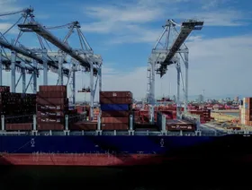 سفينة حاويات في ميناء لونغ بيتش في لونغ بيتش، كاليفورنيا - بلومبرغ