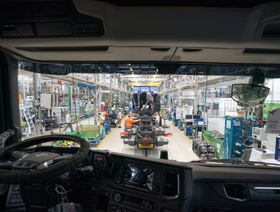 خط لتجميع هياكل الشاحنات بواسطة التحكم الآلي بمصنع "سكانيا" (Scania AB)، بهولندا. - المصدر: بلومبرغ