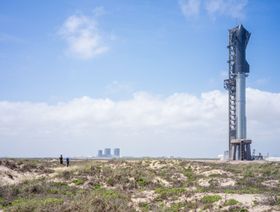مواطنون يشاهدون صاروخ "ستارشيب" قبل يوم واحد من إطلاقه المقرر من منشأة "ستاربيز" قرب شاطئ بوكا تشيكا في براونزفيل، تكساس، الولايات المتحدة - المصدر: غيتي إيمجز