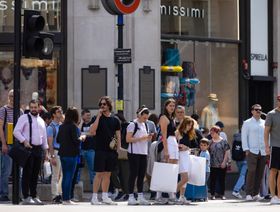 مبيعات التجزئة في المملكة المتحدة تتعافى مع عودة المتسوقين