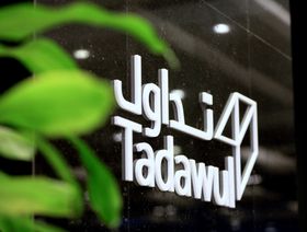 شعار "تداول" معروض عند مدخل السوق المالية السعودية، والمعروفة أيضاً باسم "تداول" في العاصمة السعودية، الرياض - المصدر: بلومبرغ