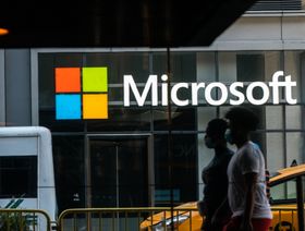 مشاة يعبرون من أمام متجر لشركة مايكروسوفت في نيويورك. الولايات المتحدة - المصدر: بلومبرغ