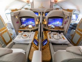وجبات مُعدة معروضة في مقصورة الدرجة الأولى على طائرة إيرباص 380-800 تشغلها "طيران الإمارات"، معرض دبي للطيران 2019 - المصدر: بلومبرغ