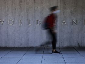 رجل يسير أمام مقر مجموعة البنك الدولي في واشنطن العاصمة، الولايات المتحدة - المصدر: بلومبرغ