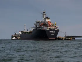 ناقلة نفط تحمل علم فنزويلا ترسو أمام مصفاة "باجو غراندي" التابعة لشركة "بتروليوس دي فنزويلا" في مجمع باراغوانا للتكرير على بحيرة ماراكايبو بمدينة ماراكايبو بولاية زوليا، فنزويلا، عام 2023 - بلومبرغ