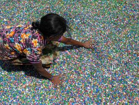 عاملة في مصنع لإعادة تدوير البلاستيك في سريلانكا، يونيو 2023 - المصدر: أ.ف.ب