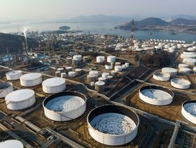 خزانات النفط في منشأة تكرير "جي إس كالتكس" (GS Caltex Corp). في مجمع يوسو الصناعي في مدينة يوسو، كوريا الجنوبية، يوم الثلاثاء 7 فبراير 2023. - المصدر: بلومبرغ