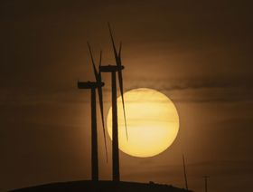 شروق الشمس خلف مزرعة "موراس 2" للرياح في موراس، إسبانيا.  - المصدر: بلومبرغ