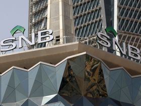 شعار البنك الأهلي السعودي يعتلي واجهة مبنى المقر الرئيسي للمصرف في العاصمة السعودية الرياض - المصدر: غيتي إيمجز