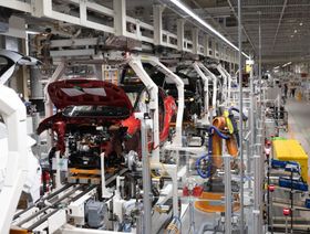 سيارات على خط التجميع في مصنع للسيارات الكهربائية تابع لشركة "فولكس واجن" في تسفيكاو، ألمانيا  - المصدر: بلومبرغ