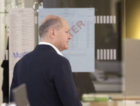 أولاف شولتز يستعد للإدلاء بصوته في الانتخابات البرلمانية الأوروبية في بوتسدام، ألمانيا - المصدر: بلومبرغ