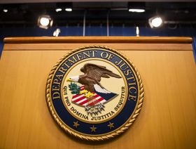 شعار وزارة العدل الأمريكية على منصة في واشنطن العاصمة، الولايات المتحدة. - المصدر: بلومبرغ