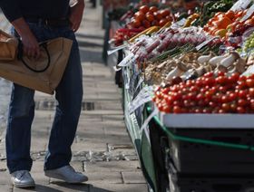 متسوق يتفحص الفواكه والخضروات في أحد أسواق نورويتش، المملكة المتحدة - المصدر: بلومبرغ