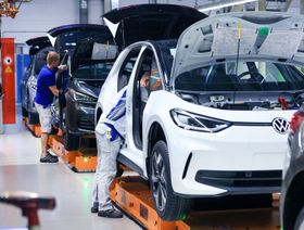 خط إنتاج سيارات "فولكس واجن" السيدان الكهربائية في مصنع الشركة في تسفيكاو، ألمانيا - المصدر: بلومبرغ