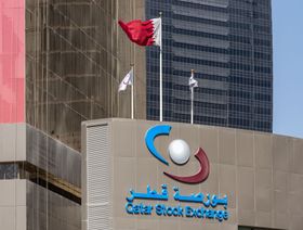 العلم الوطني لدولة قطر يرفرف فوق مبنى بورصة قطر في الدوحة. قطر - المصدر: بلومبرغ