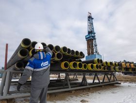 عامل يفحص خطوط الحفر بمنصة الغاز في حقل "شاياندينسكوي" للنفط والغاز التابع لشركة "غازبروم" في منطقة لينسك بجمهورية ساخا، روسيا - المصدر: بلومبرغ
