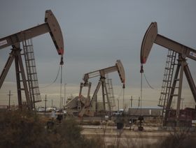 النفط يزيد مكاسبه بعد انخفاض مخزونات الخام الأميركية