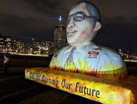 دمية هوائية على هيئة تمثال نصفي لديف ماكاي، الرئيس التنفيذي لمصرف "رويال بنك أوف كندا" (RBC) - المصدر: منظمة "السلام الأخضر" (Greenpeace)