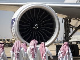 زوار يسيرون بجوار محرك نفاث لطائرة بوينغ طراز "777-368"، تديرها الخطوط الجوية العربية السعودية، في مطار الثمامة في الرياض، المملكة العربية السعودية - المصدر: بلومبرغ