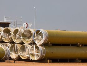 الأنابيب المستخدمة في بناء منشأة معالجة النفط  في بوليسا، أوغندا. - المصدر: بلومبرغ