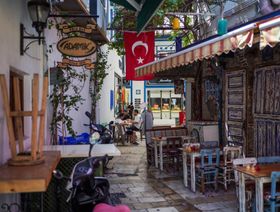 طاولات فارغة في مقهى بأحد أسواق بودروم، تركيا، يوم الخميس 6 يوليو 2023 - المصدر: بلومبرغ