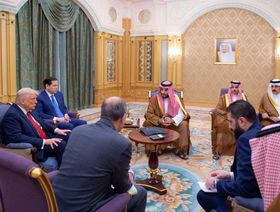 ولي العهد السعودي الأمير محمد بن سلمان والرئيسان الأميركي دونالد ترمب والسوري أحمد الشرع خلال اللقاء التاريخي في الرياض. 14 مايو 2025 - رويترز 