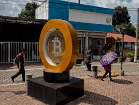 \"بتكوين\" تتراجع بعد فشلها في اختراق مستواها القياسي