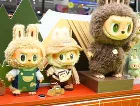 دُمى "لابوبو" معروضة في أحد المتاجر - Getty Images