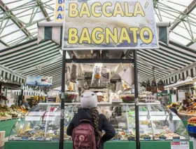 سوق بيازا فيتوريو في روما، إيطاليا. - المصدر: بلومبرغ