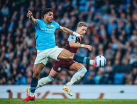 عمر مرموش، لاعب مانشستر سيتي، وماتي كاش، لاعب أستون فيلا، خلال مباراة الدوري الإنجليزي الممتاز بين مانشستر سيتي وأستون فيلا على ملعب الاتحاد، مانشستر، إنجلترا 22 أبريل 2025 - فيسبوك