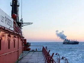 كاسحة جليد بالقرب من مشروع آركتيك إل إن جي 2، روسيا - رويترز 