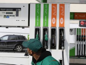 عامل ينظر إلى العداد فيما يملأ خزان مركبة بالوقود في محطة "زيز" (ziz) للوقود بالدار البيضاء. المغرب - المصدر: رويترز