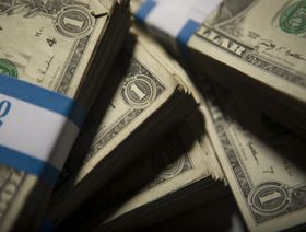 مبالغ من الدولار الأميركي - المصدر: بلومبرغ